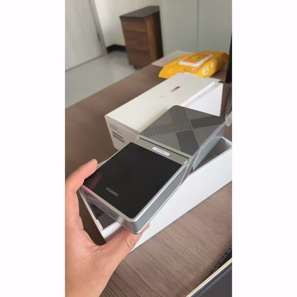 Bộ phát WiFi 5G Huawei Mobile WiFi X tốc độ 5.3Gbps, pin 12.000mAh